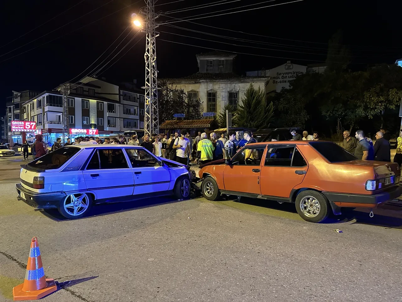 Sinop'ta kaza! İki otomobil çarpıştı: Yaralılar var