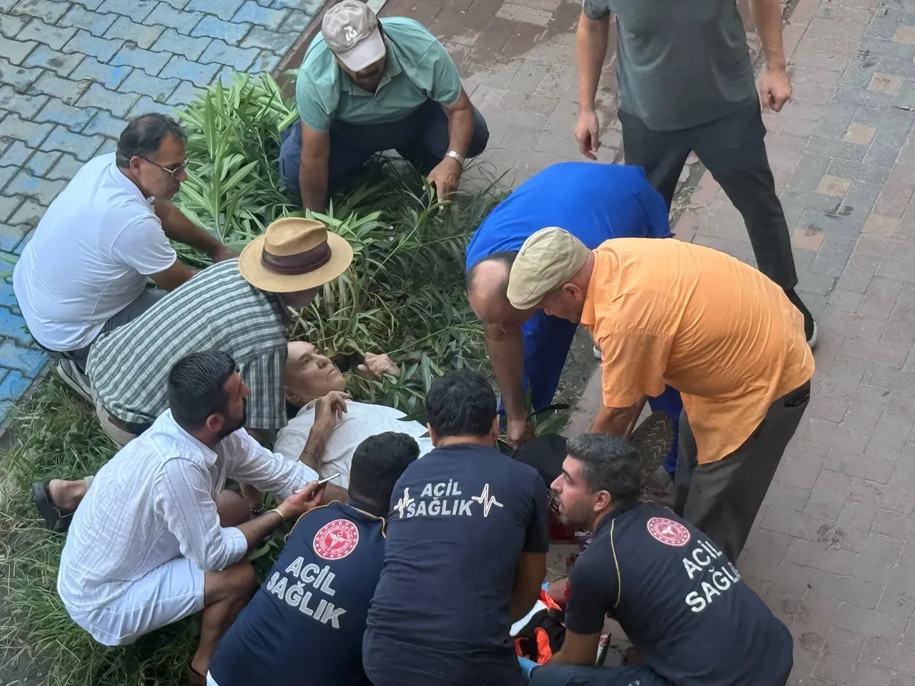 Sokakta yürürken dehşeti yaşadı! Ailesinin gözü önünde vuruldu