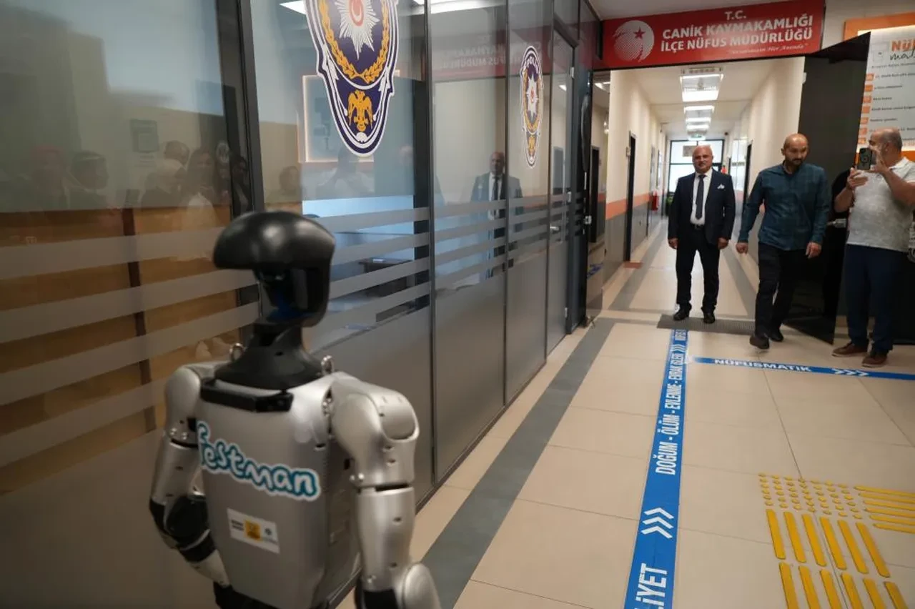 Türkiye'de bir ilk! Robot nüfusa kaydettirildi