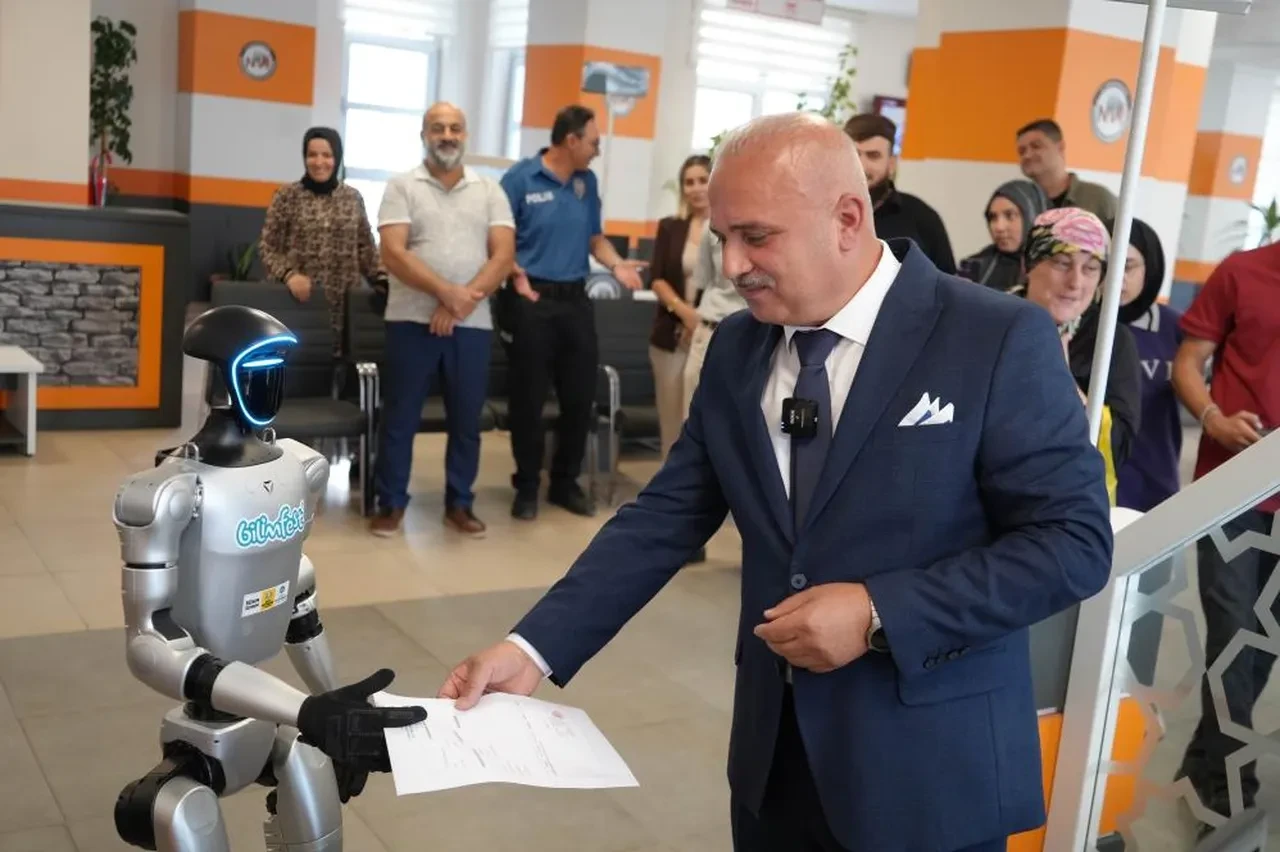 Türkiye'de bir ilk! Robot nüfusa kaydettirildi