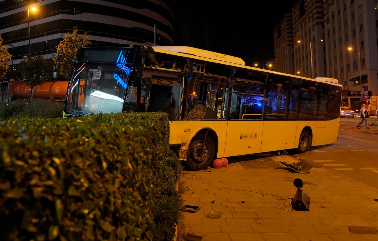Ümraniye'de İETT otobüsü ile otomobil çarpıştı: Biri ağır 2 yaralı