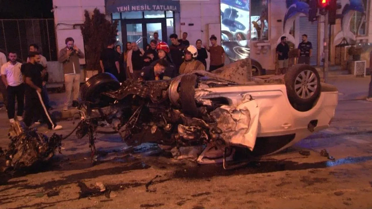 Ümraniye'de İETT otobüsü ile otomobil çarpıştı: Biri ağır 2 yaralı