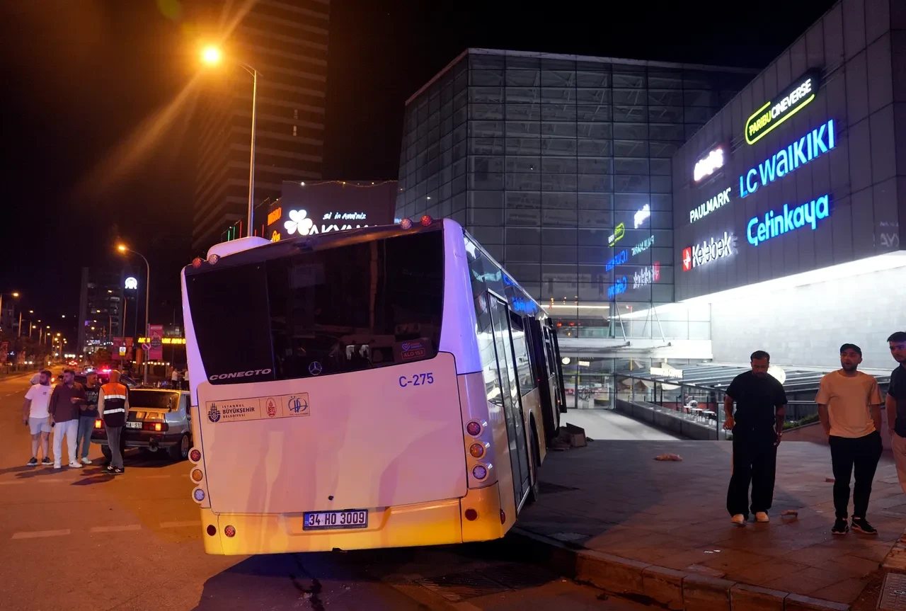 Ümraniye'de İETT otobüsü ile otomobil çarpıştı: Biri ağır 2 yaralı