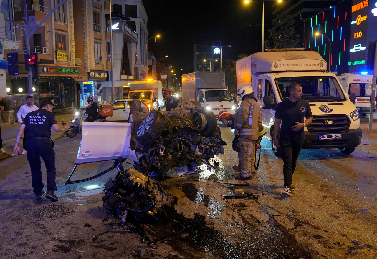 Ümraniye'de İETT otobüsü ile otomobil çarpıştı: Biri ağır 2 yaralı