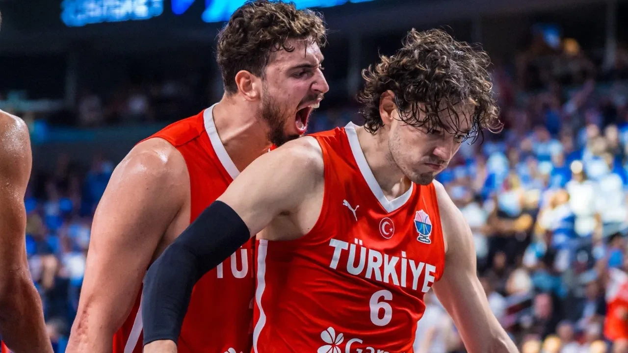/spor/12-dev-adam-avrupayi-salladi-eurobasket-2025te-finaldeyiz-3248440