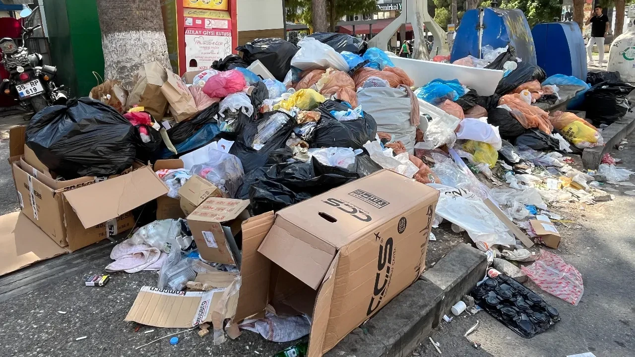 Buca çöplere teslim! Kötü koku vatandaşları çileden çıkarttı