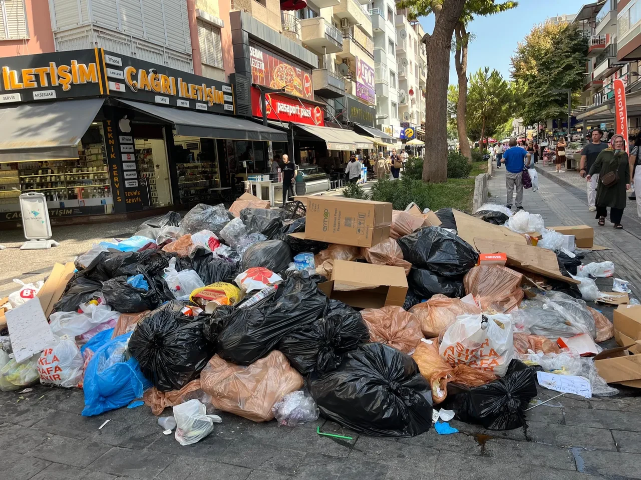 Buca çöplere teslim! Kötü koku vatandaşları çileden çıkarttı