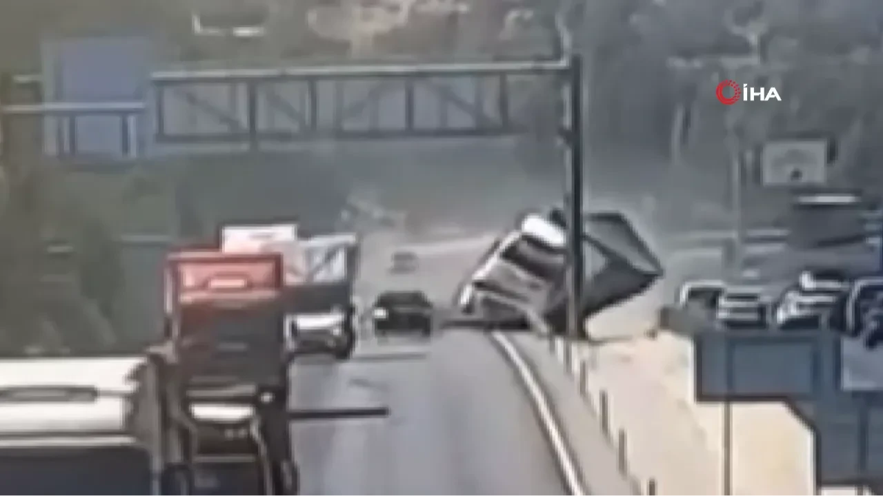 Direksiyon hakimiyetini kaybetti, yoldaki bariyere çarpıp hayatından oldu! Feci kaza kamerada