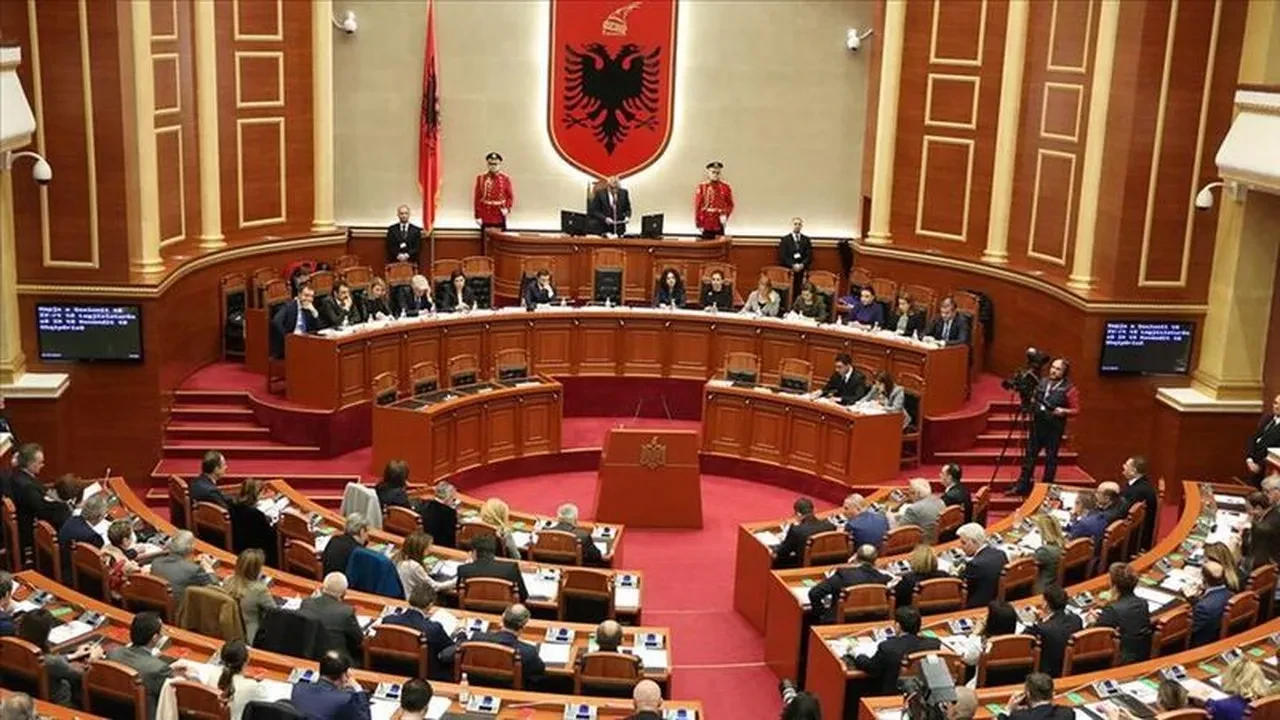 Dünyanın ilk sanal bakanı Arnavutluk’ta göreve başladı
