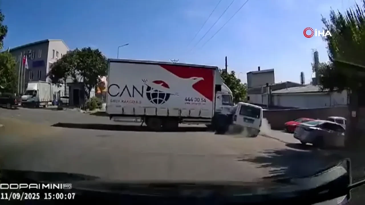  Kamyon çarptığı aracı metrelerce böyle sürükledi! Korkunç kaza kamerada 