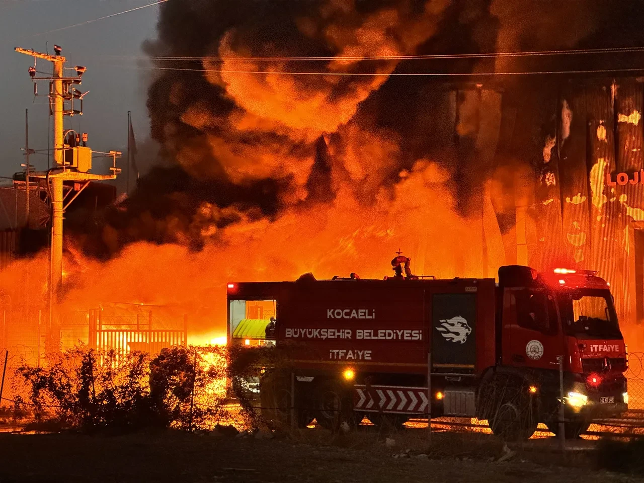 Kocaeli'de korkutan yangın! Alevler gökyüzüne uzandı