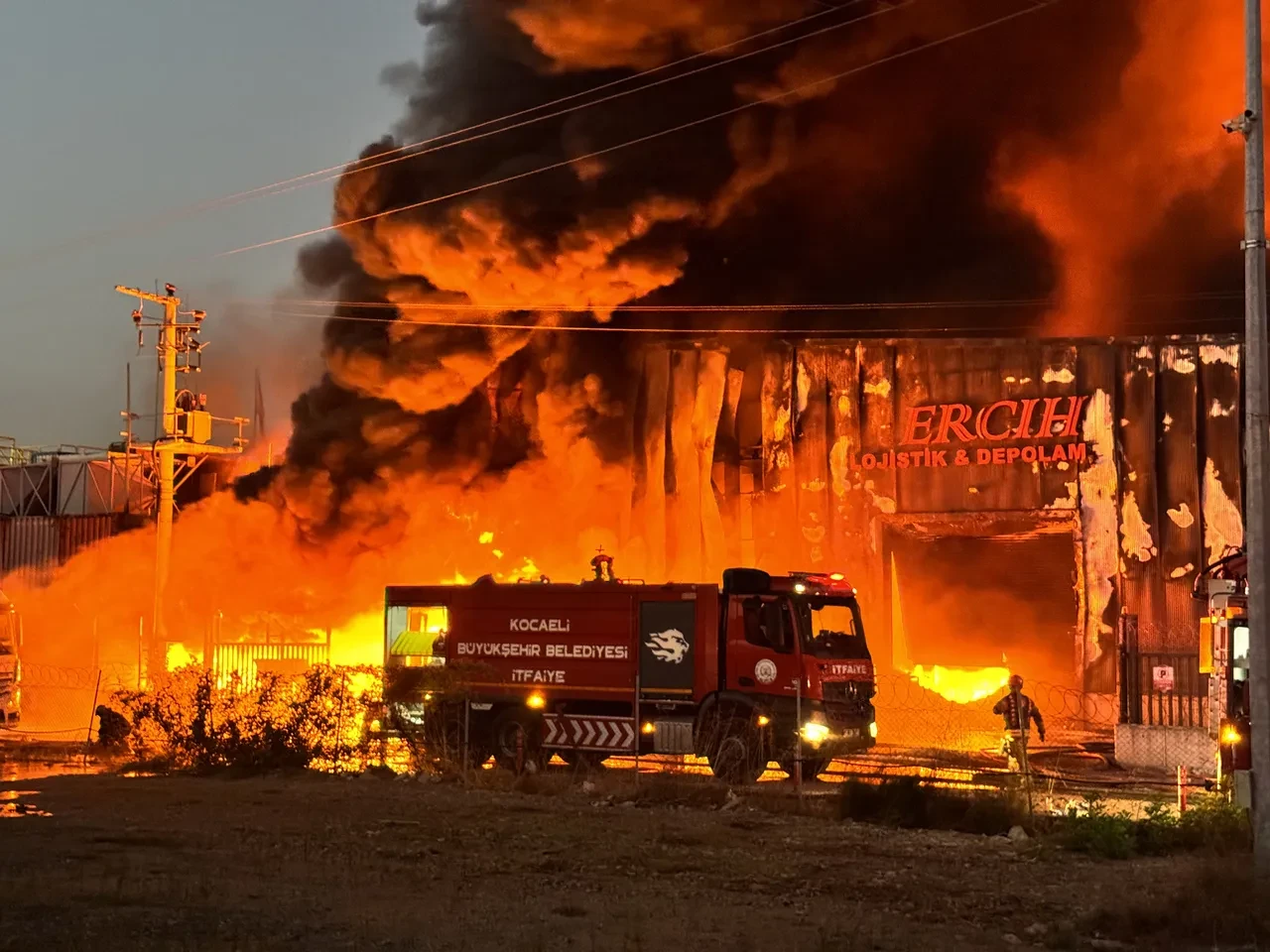 Kocaeli'de korkutan yangın! Alevler gökyüzüne uzandı