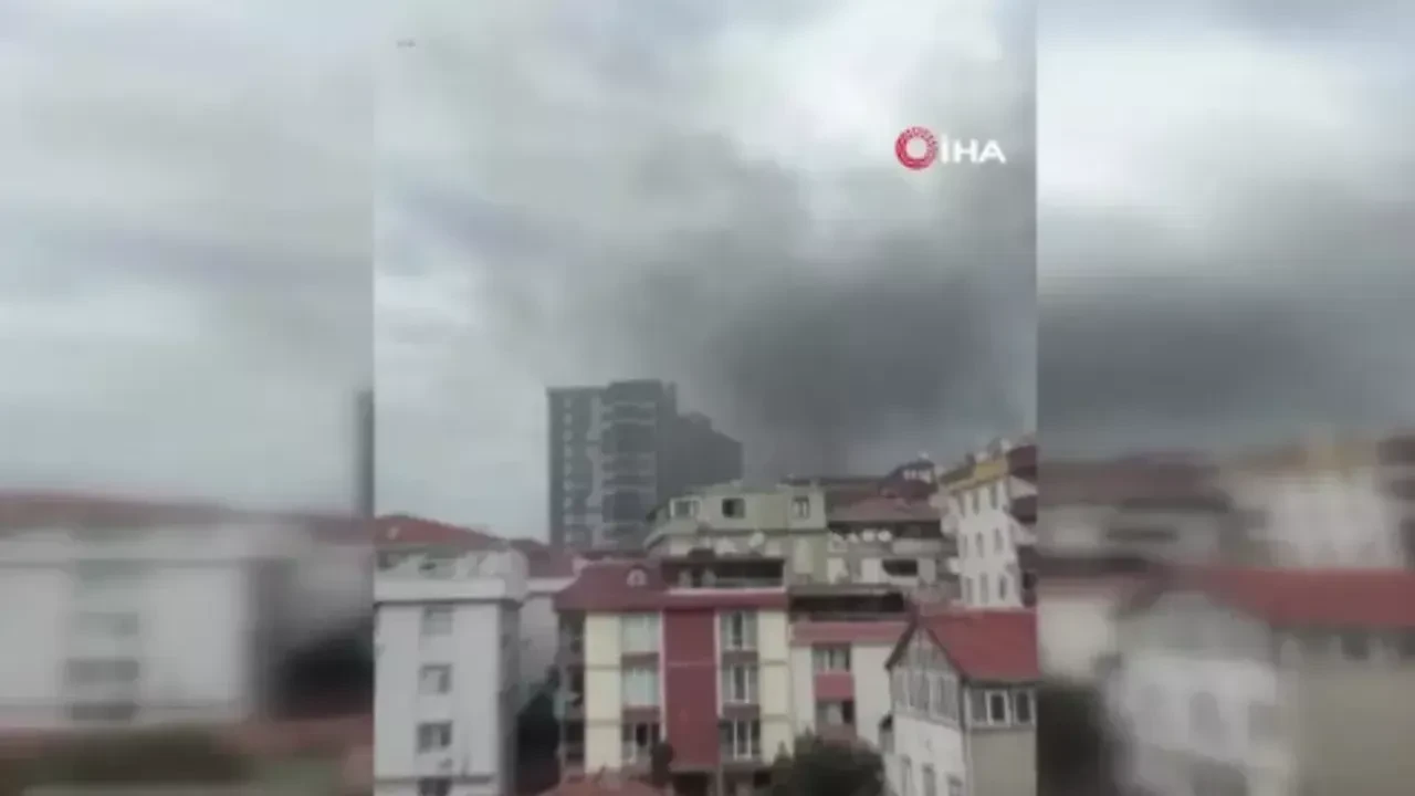 Küçükçekmece'de 5 katlı binada yangın! Mahsur kalanlar için zamanla yarış