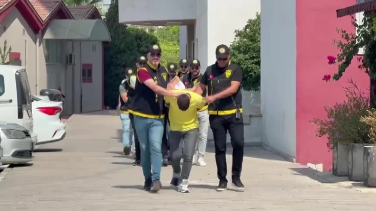 Kuyumcudan 3 milyonluk altın çaldılar! Poşet poşet parayı böyle saydılar