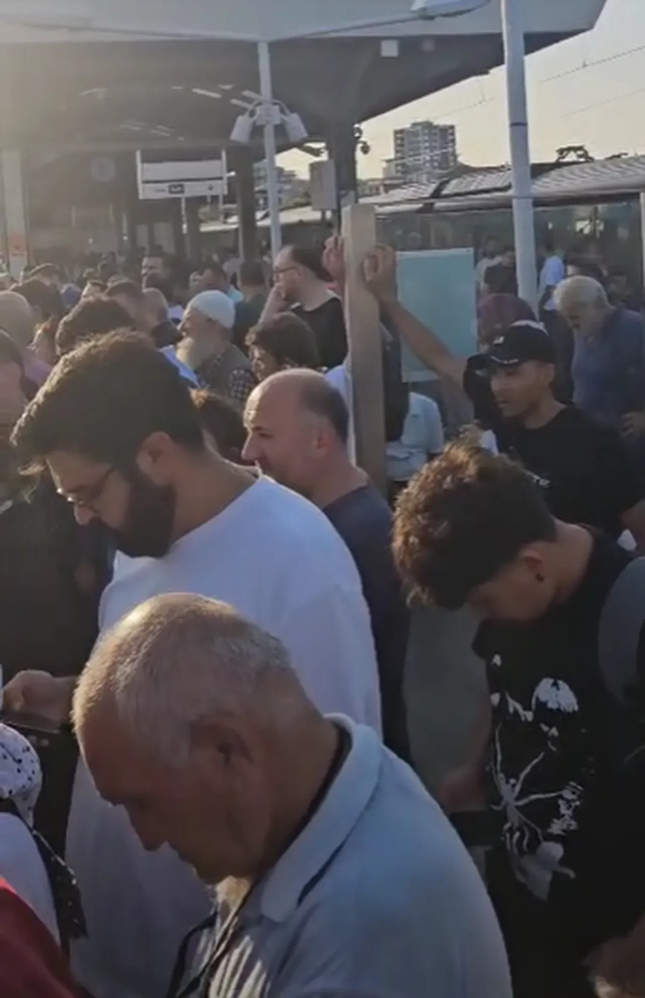 Marmaray'da üzücü olay! Bir kişi kendini raylara bıraktı