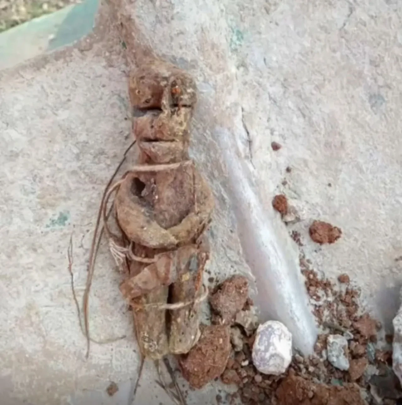 Mezardan çıkanlar dehşete düşürdü! Yüzlerce büyü: Nedeni ise şoke etti