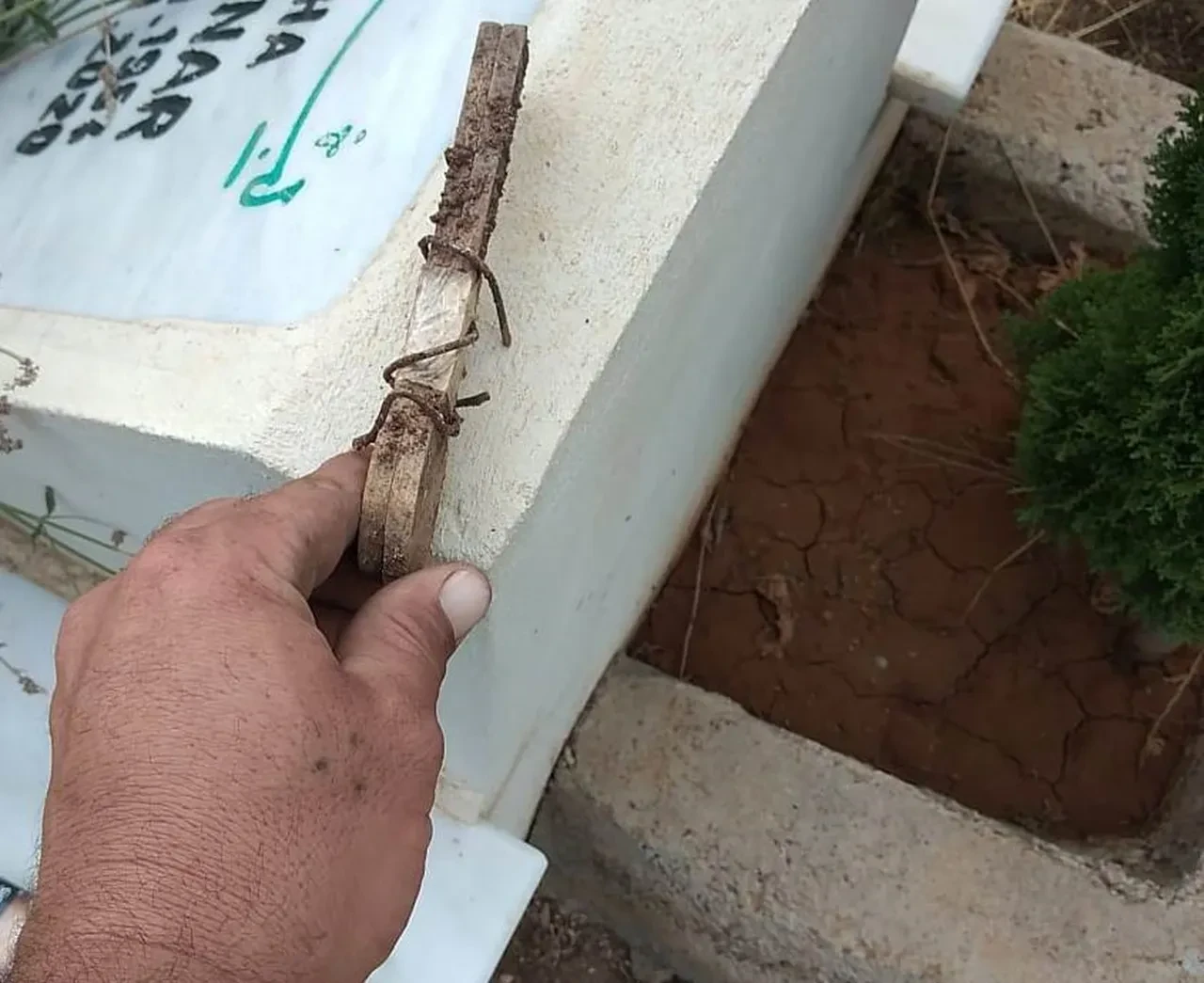 Mezardan çıkanlar dehşete düşürdü! Yüzlerce büyü: Nedeni ise şoke etti