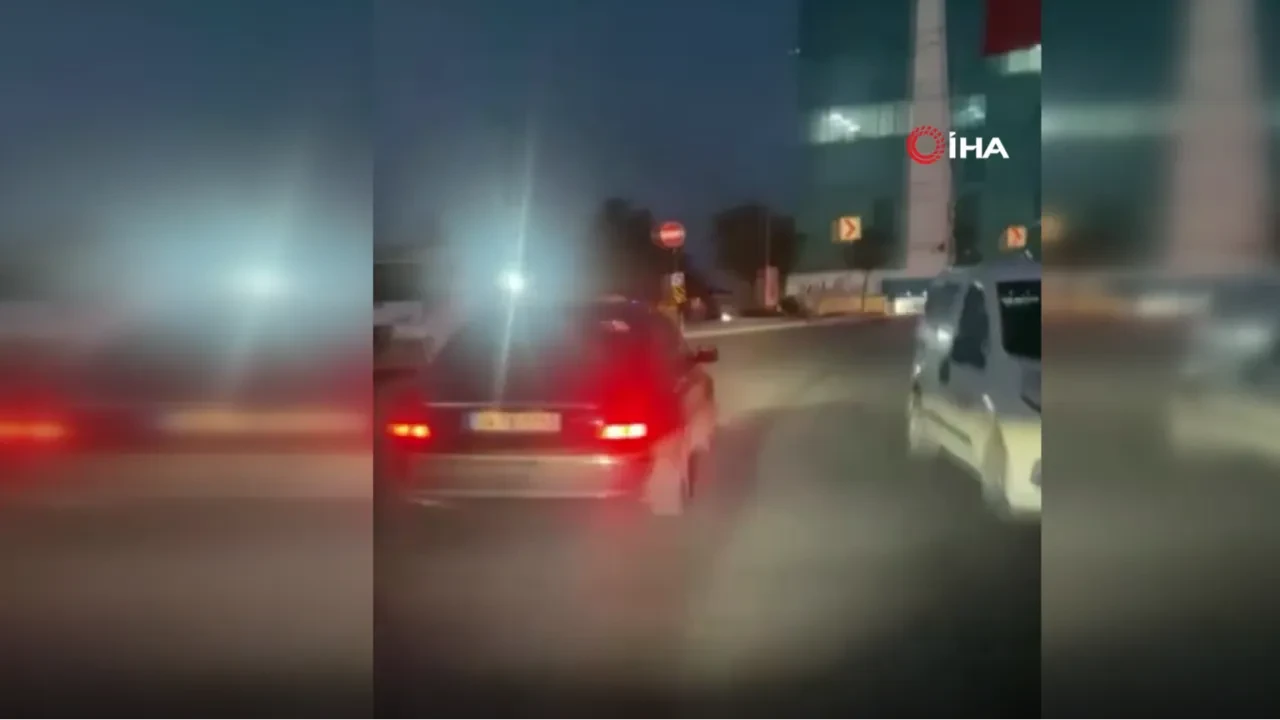 Sinyal vermeden şerit değiştirdi, gençlerin hedefi haline geldi! O anlar kamerada