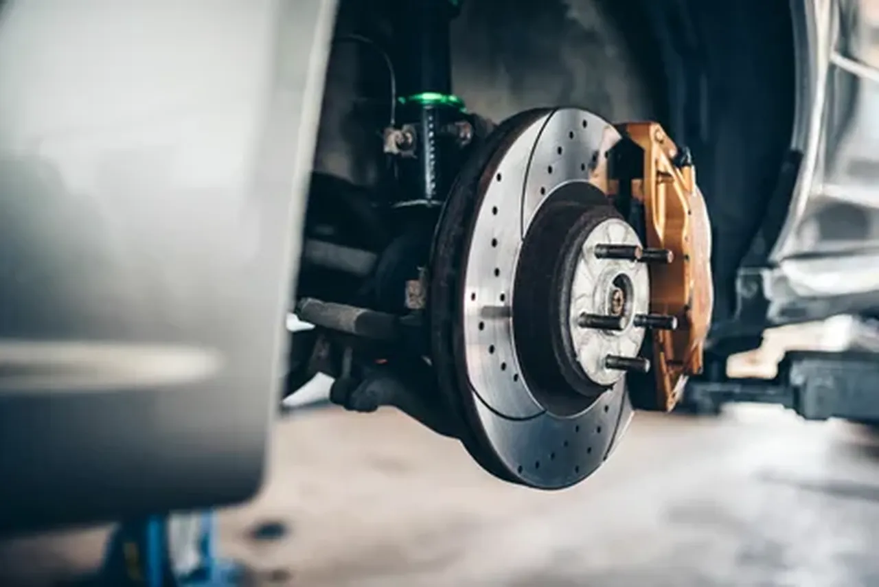 Arabanızdaki o 'Uğraşılmamış' pedal ne işe yarıyor? İşte sürücülerin fark etmediği hayati sır!