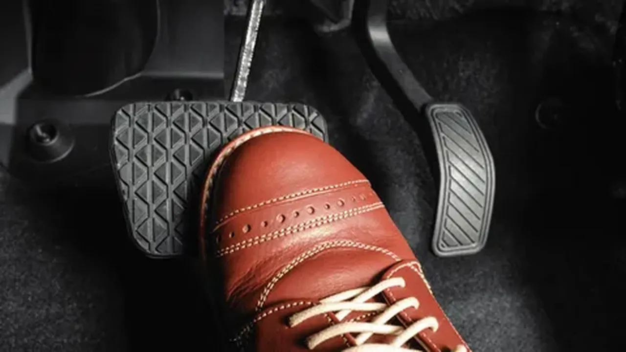 Arabanızdaki o 'Uğraşılmamış' pedal ne işe yarıyor? İşte sürücülerin fark etmediği hayati sır!