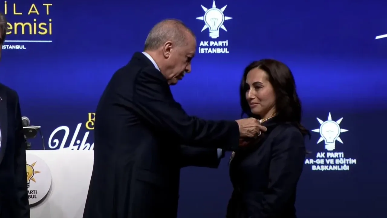 CHP'den istifa eden Özlem Vural Gürzel AK Parti'ye geçti! Rozetini Erdoğan taktı 