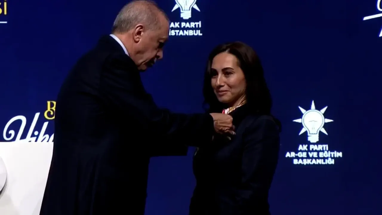 CHP'den istifa eden Özlem Vural Gürzel AK Parti'ye geçti! Rozetini Erdoğan taktı