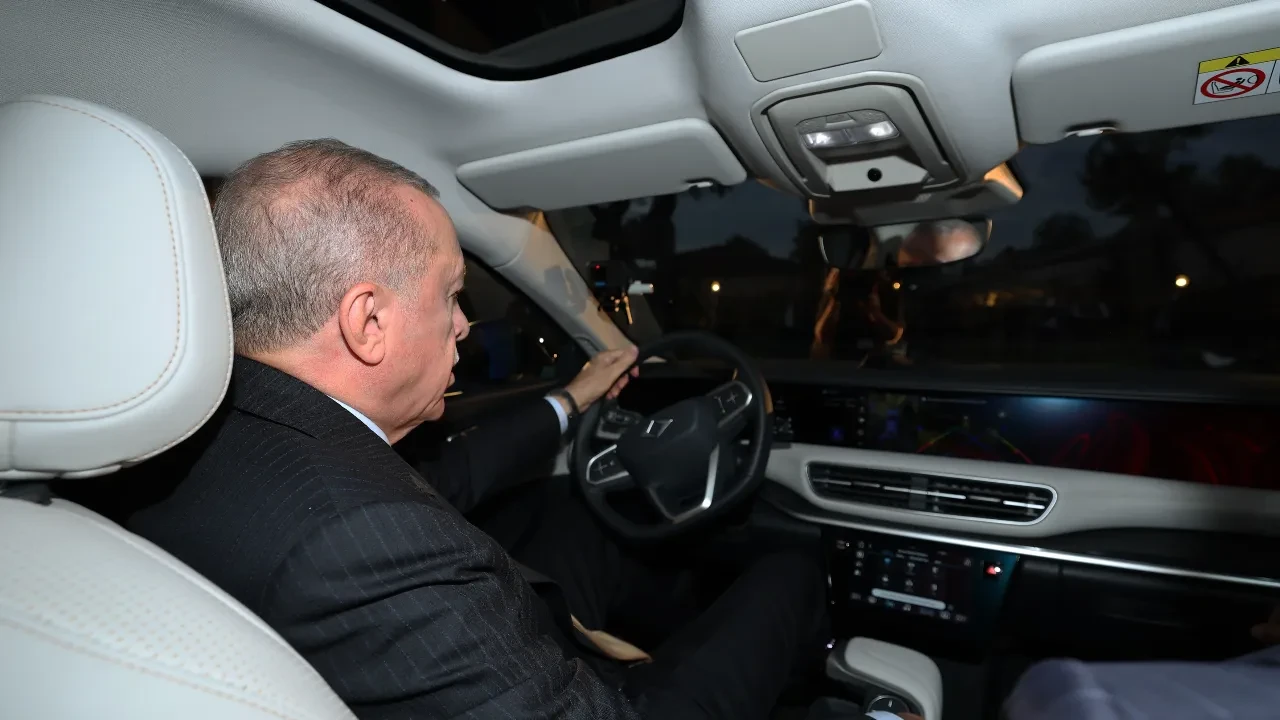 Cumhurbaşkanı Erdoğan, yeni TOGG TF10 ile deneme sürüşü yaptı