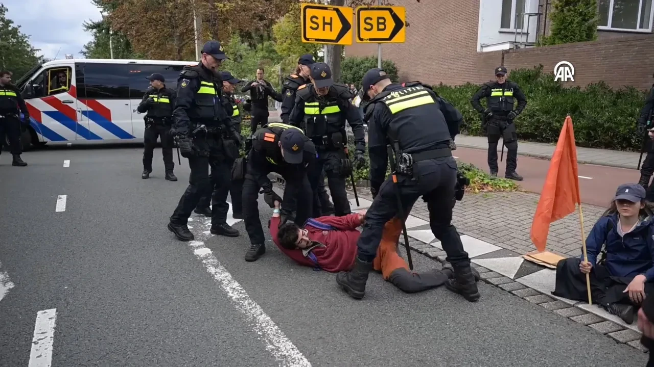 Hollanda'da aktivist krizi! Yolu kapatan eylemciler gözaltına alındı