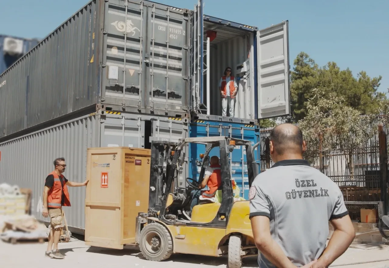 Antalya Arkeoloji Müzesi taşınıyor! Tarihi eserlerin taşınma şeklini görenler hayranlık duydu