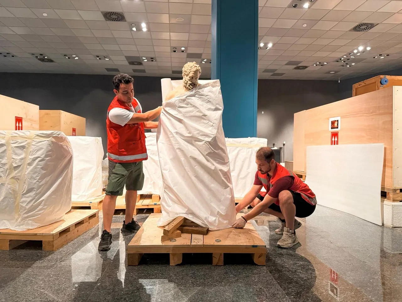 Antalya Arkeoloji Müzesi taşınıyor! Tarihi eserlerin taşınma şeklini görenler hayranlık duydu