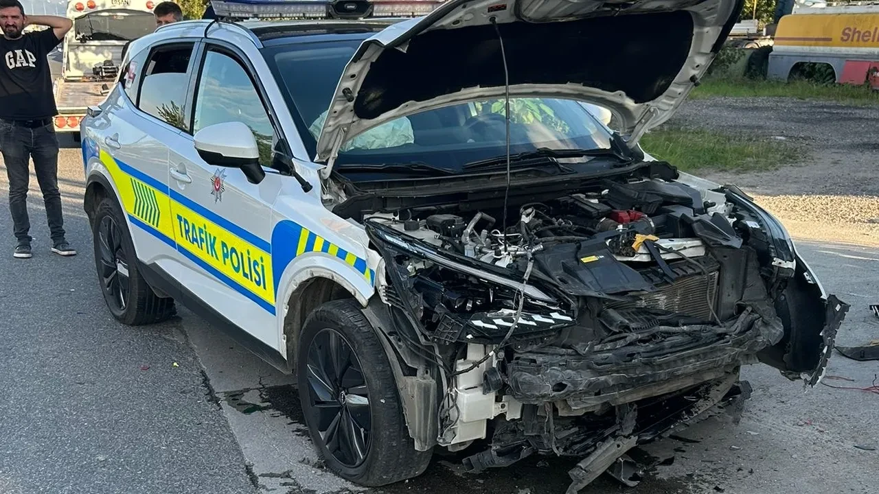 Polisin hız denetimi yaptığı radar aracına  çarptı! Yaralılar var