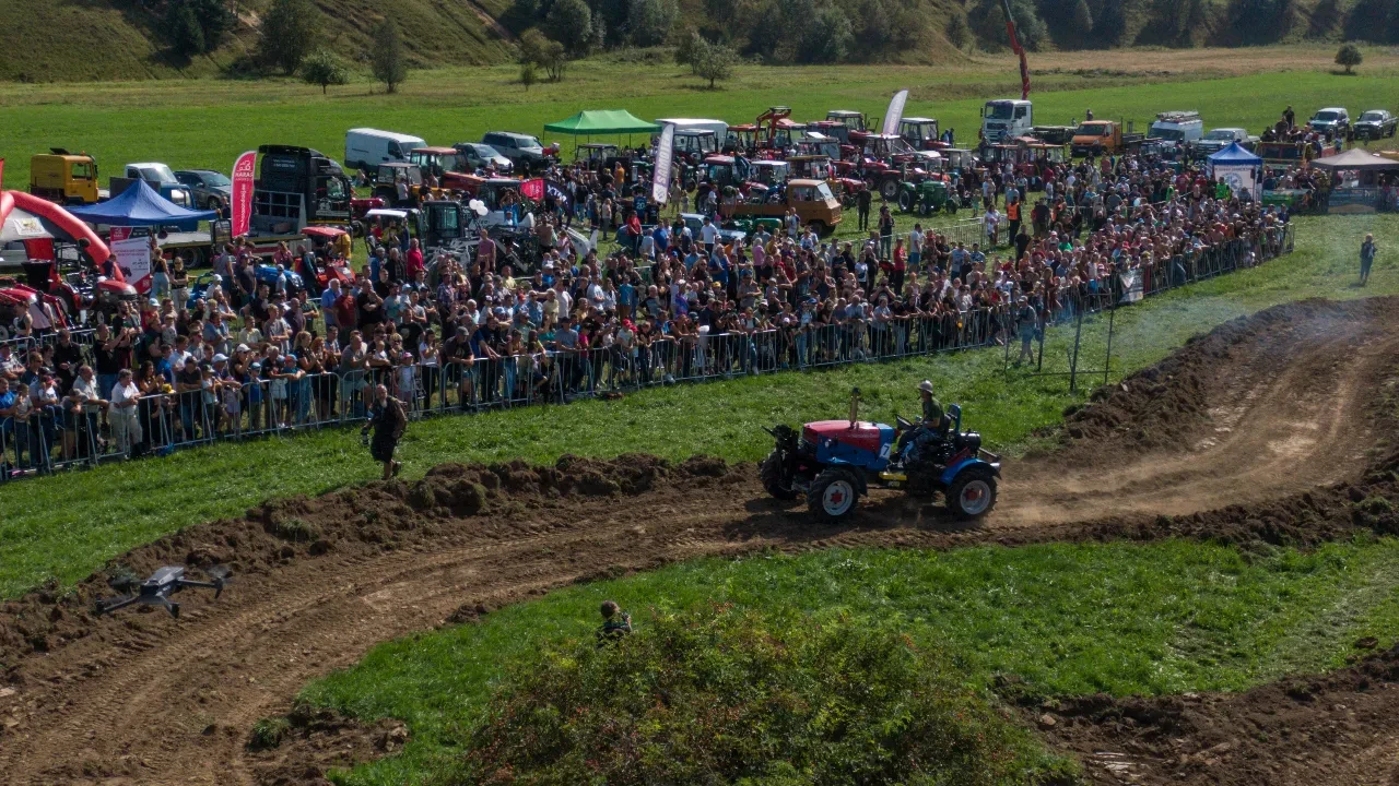 Polonyalı çiftçiler, hasat coşkusunu traktör yarışlarıyla Nowy Targ'da kutladı