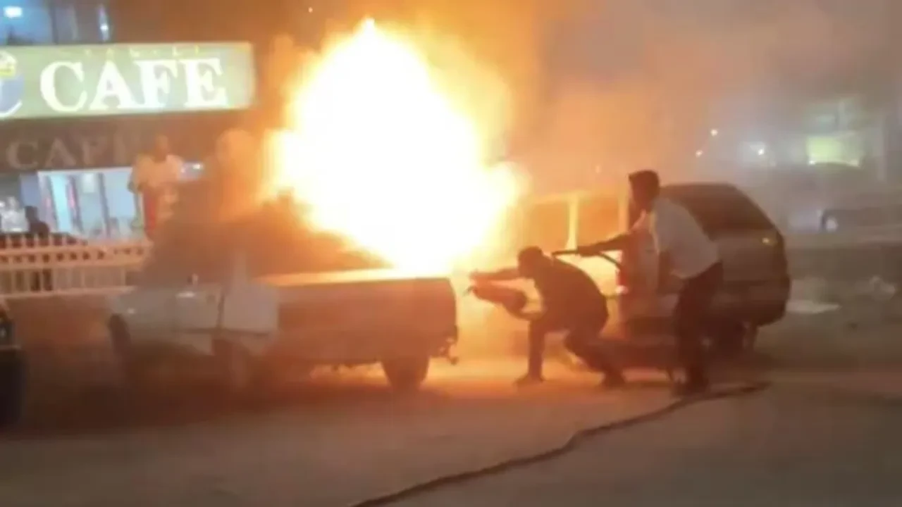 Şanlıurfa'da otomobil alev alev yandı: Mahallede panik yaşandı!