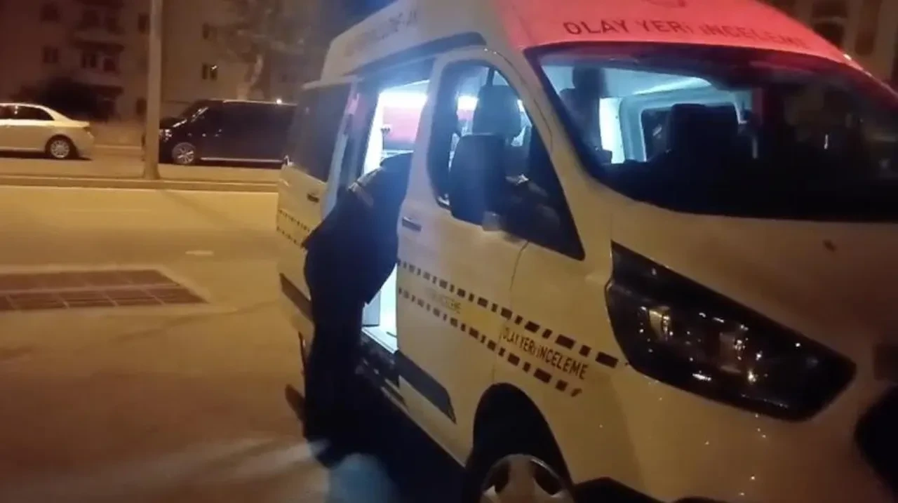 Sokak ortasında kanlı tartışma! 25 yaşındaki genç başından bıçaklandı