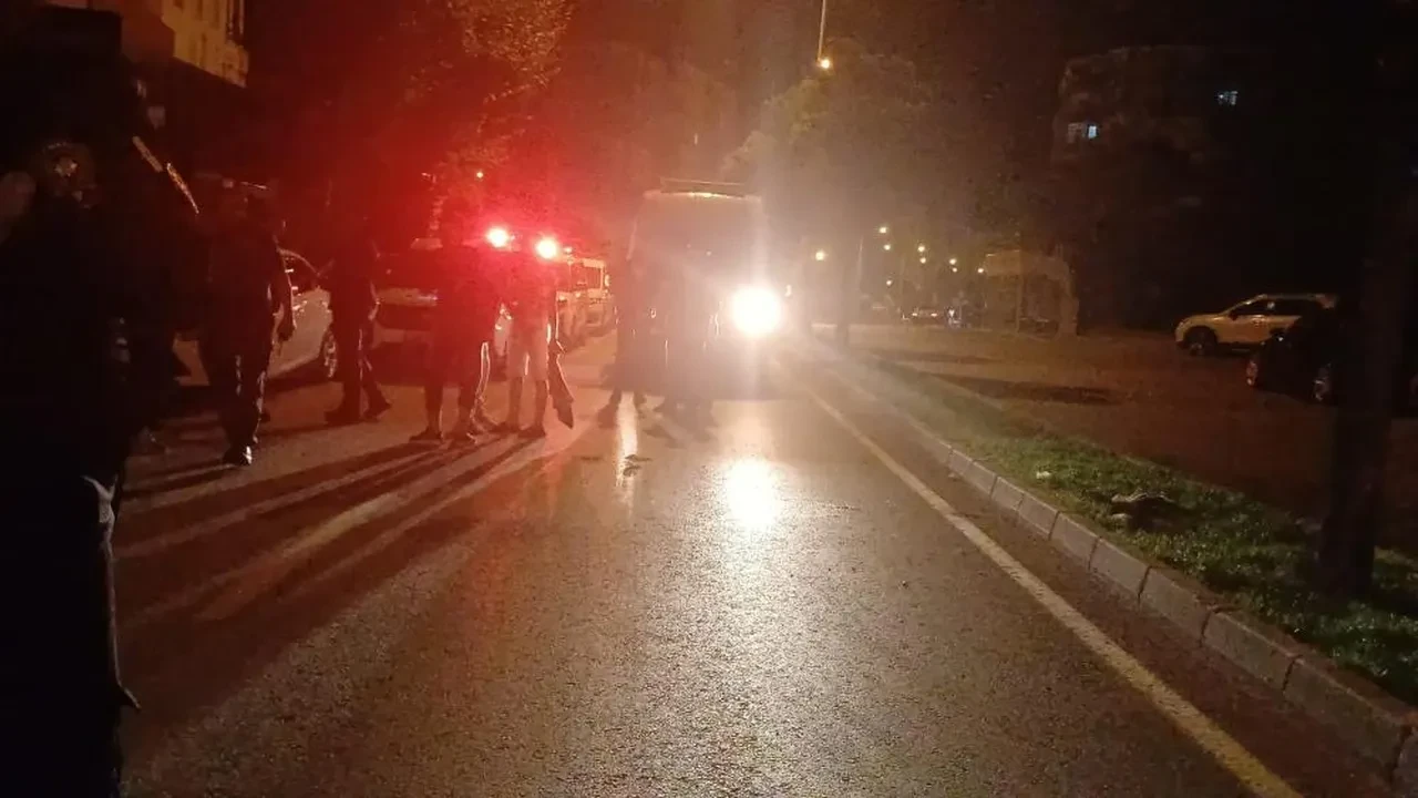 Sokak ortasında kanlı tartışma! 25 yaşındaki genç başından bıçaklandı