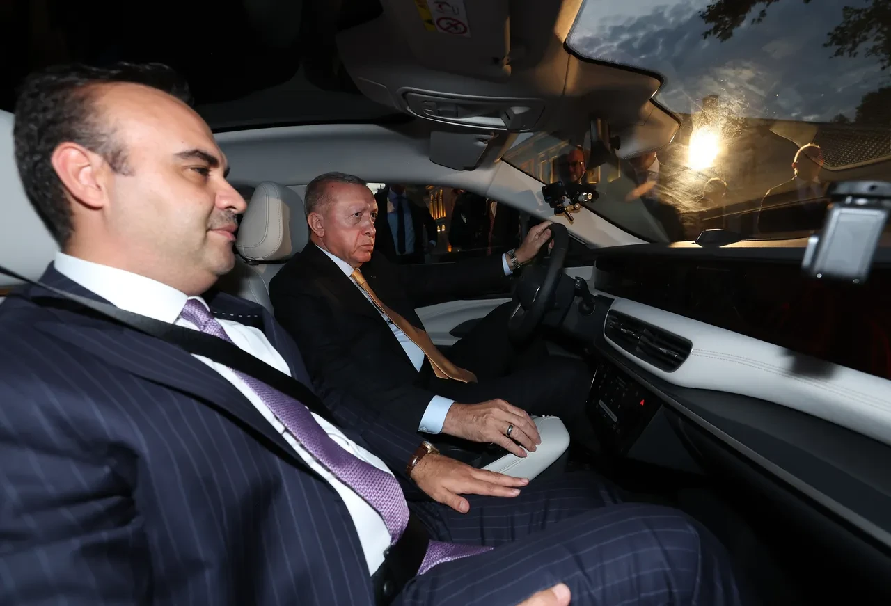 Yeni TOGG modelinin ilk teslimatı Cumhurbaşkanı Erdoğan'a! İşte test sürüşü görüntüleri