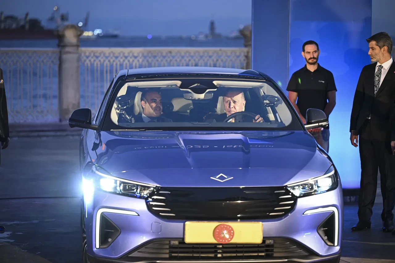 Yeni TOGG modelinin ilk teslimatı Cumhurbaşkanı Erdoğan'a! İşte test sürüşü görüntüleri