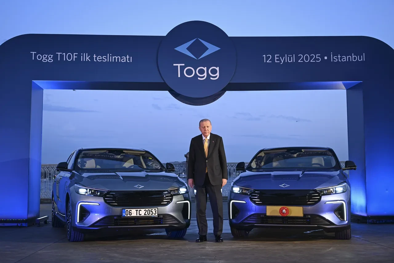 Yeni TOGG modelinin ilk teslimatı Cumhurbaşkanı Erdoğan'a! İşte test sürüşü görüntüleri