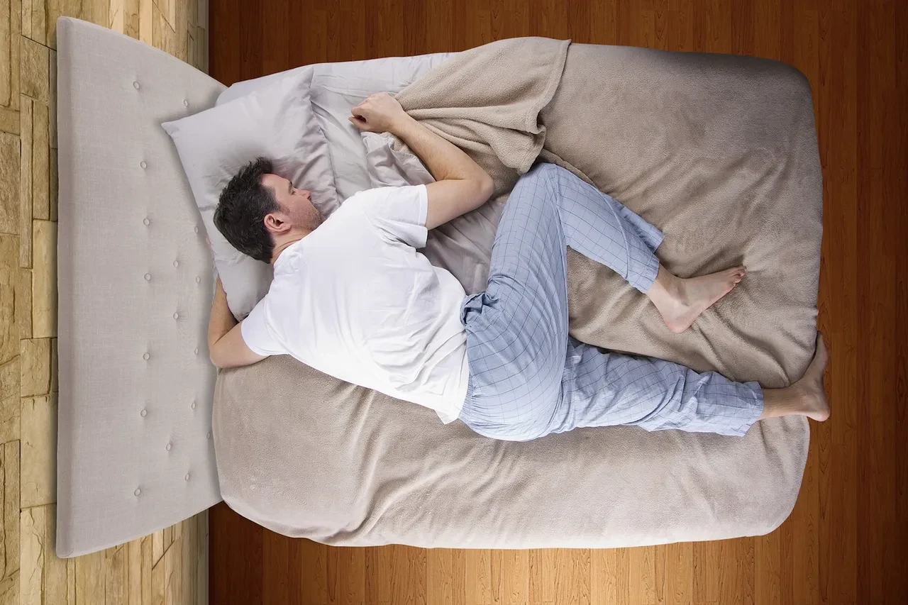 Yıllarca yanlış uyumuşuz: Uzmanlar uyardı, sol tarafa yatmak sandığınızdan çok daha fazlasıymış!