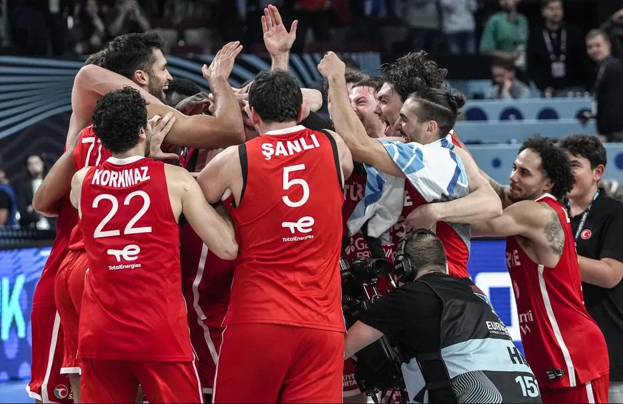 12 Dev Adam tarih yazmaya hazır! Kalpler Riga’da atacak... Türkiye  - Almanya EuroBasket finali saat kaçta  hangi kanalda