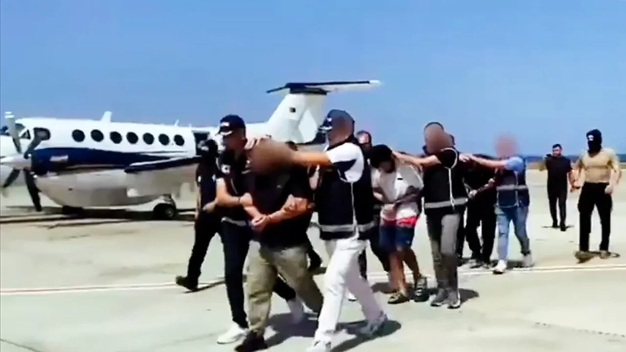 Bakan Yerlikaya duyurdu: Kırmızı bültenle aranan 6 suçlu Türkiye'ye getirildi