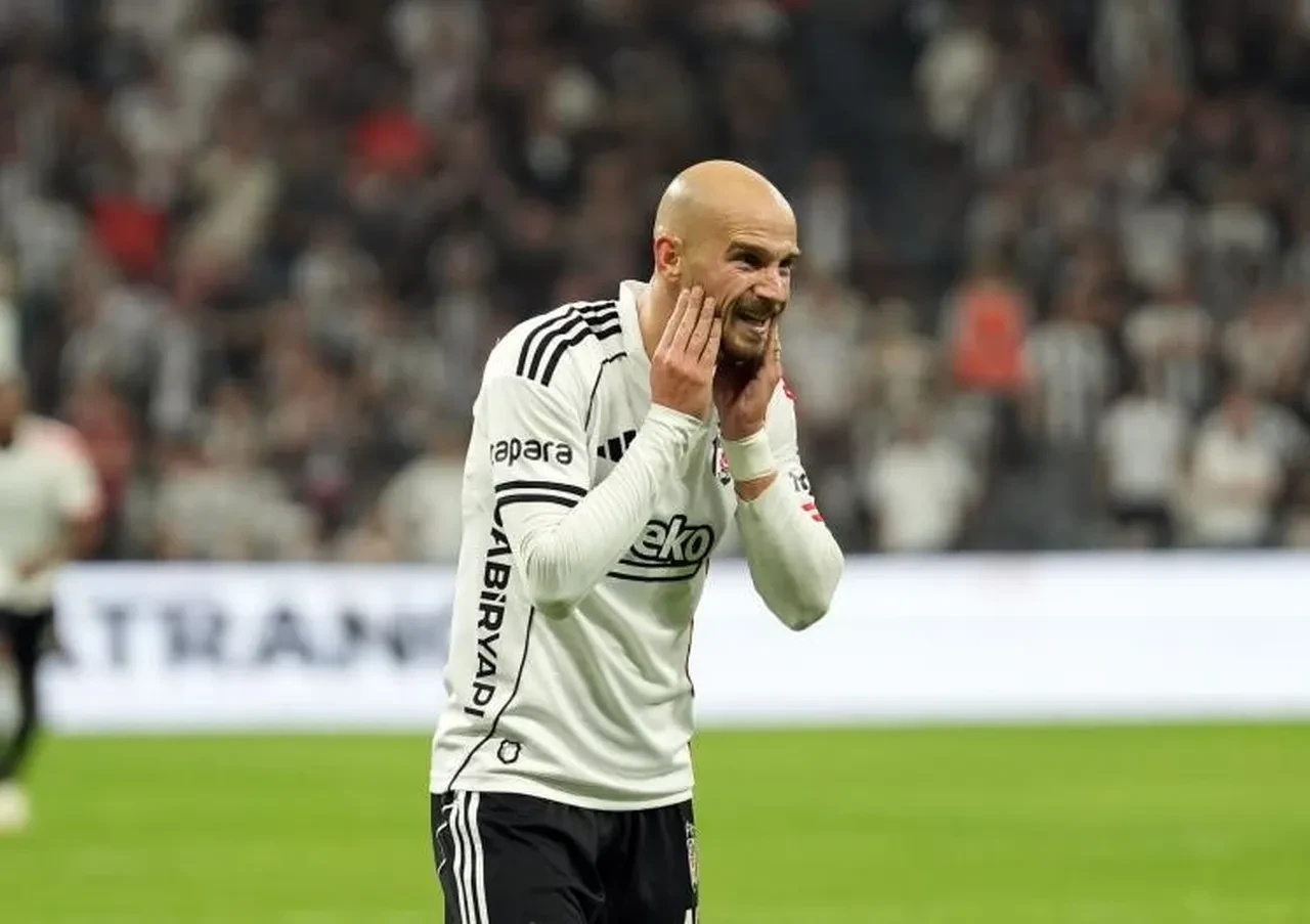 Beşiktaş sil baştan! Kariyeri çok ilginç başladı: 12 futbolcu geldi, 25 isim gitti