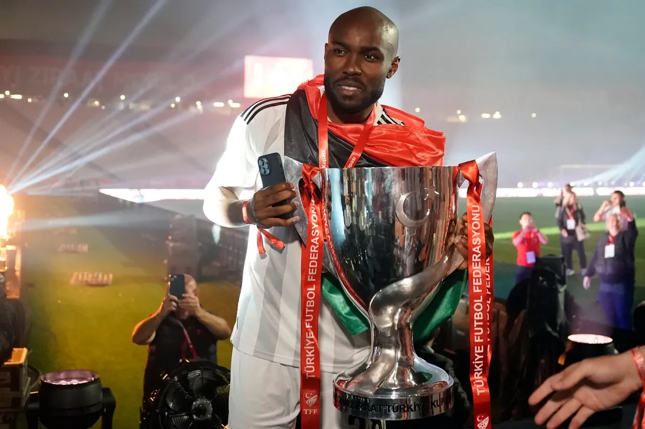 Beşiktaş sil baştan! Kariyeri çok ilginç başladı: 12 futbolcu geldi, 25 isim gitti