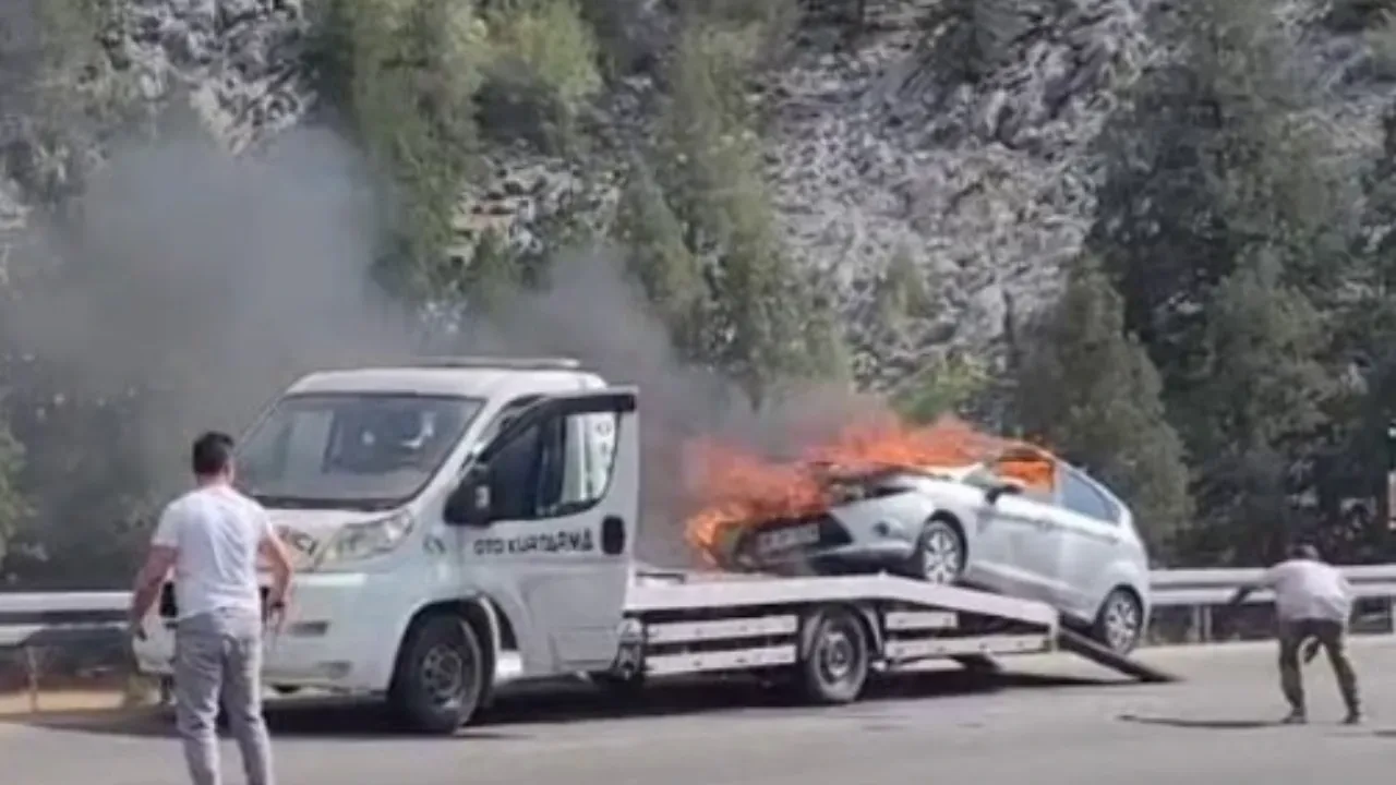 Çekici üzerindeki otomobil alev alev yandı