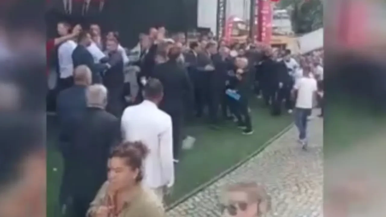CHP'liler birbirine girdi! Esenyurt İlçe Kongresinde yumruklar konuştu