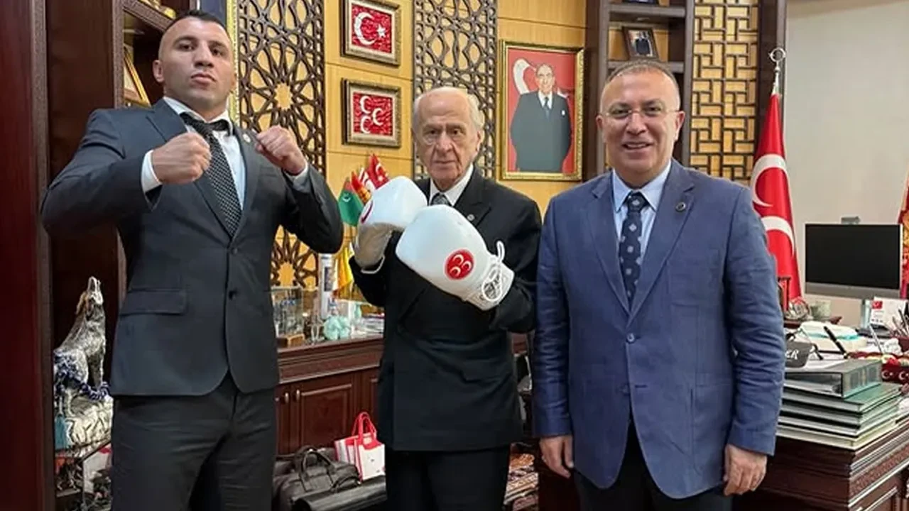 Devlet Bahçeli boks eldiveni giydi! Sürpriz ziyarete uygun poz