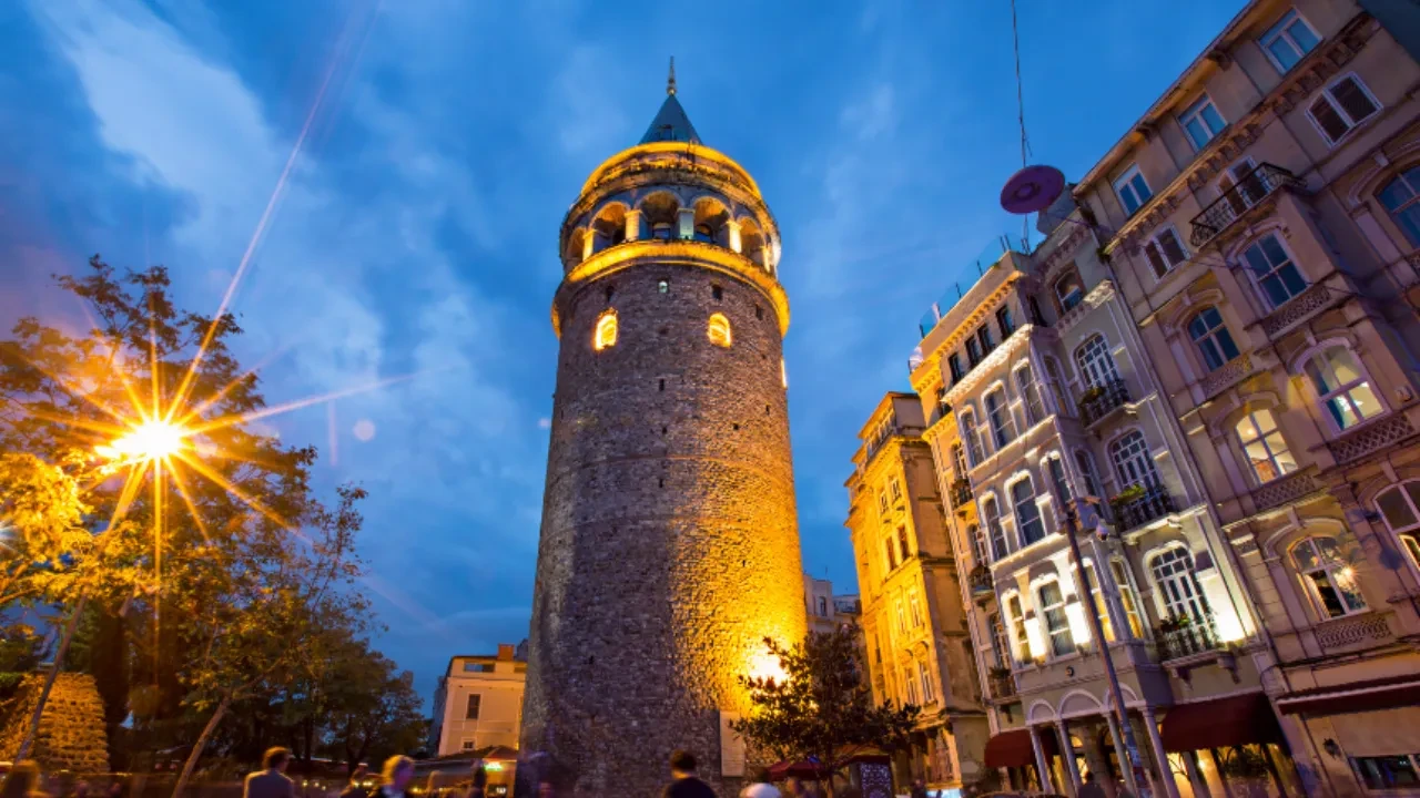 Galata Kulesi’nde görsel şölen ve milli maç heyecanı bir arada!