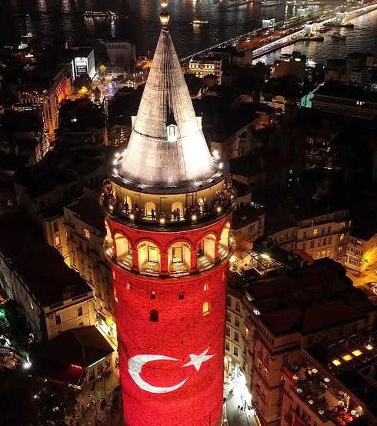 Galata Kulesi’nde görsel şölen ve milli maç heyecanı bir arada!