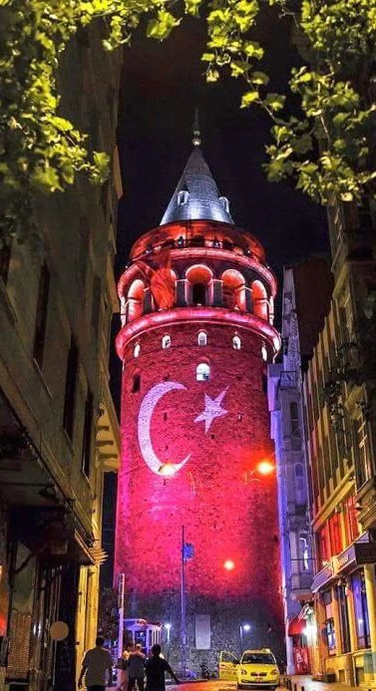 Galata Kulesi’nde görsel şölen ve milli maç heyecanı bir arada!