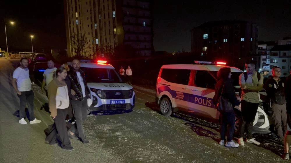 Düzce'de çatıya çıkan kızı kurtarmak isteyen kişilerde çatıda mahsur kaldı